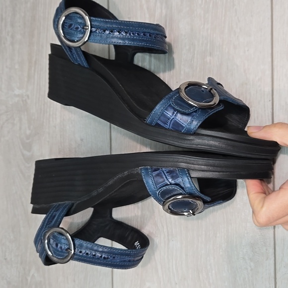 SAS Women's Blue Sandals with Silver Buckles Leather Wedge Shoes Sz 9.5M - Picture 9 of 11